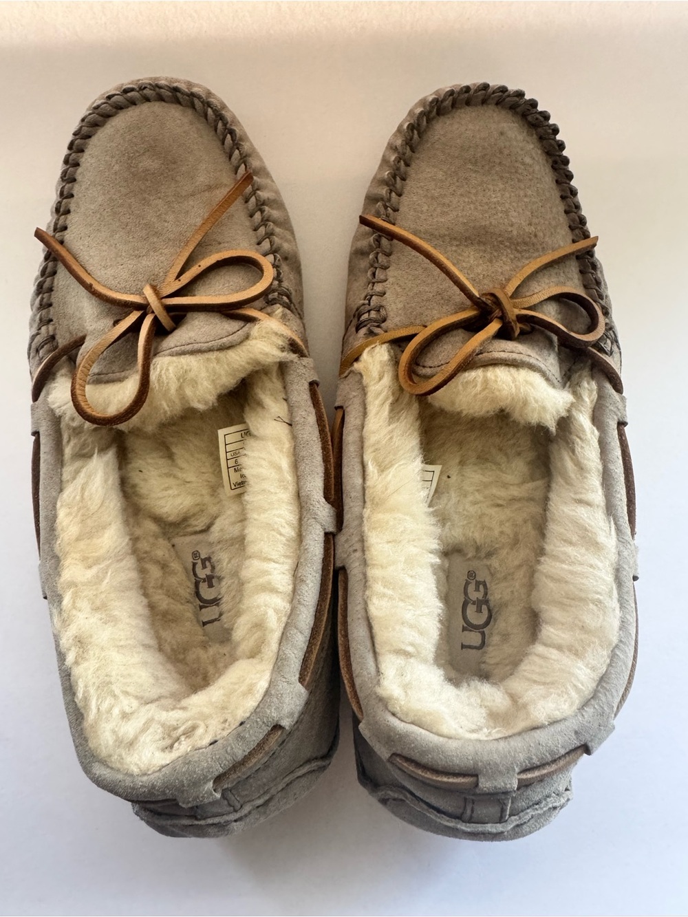 UGG Dakota Grey Suede Sheepskin Moccasin Slippers Size 6 Fur Cozy Winter Slip On